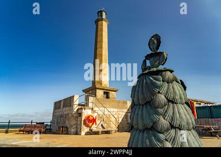 Bronzeskulptur Mrs Booth The Shell Lady and the Margate Lighthouse, Kent, England, Großbritannien, Europa Stockfoto