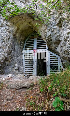 Hayingen, die etwa 30 m lange Gerberhöhle, ist nur vom 15. Mai bis 15. November zum Schutz der Fledermäuse geöffnet. In der Höhle wurden Funde aus der Bronze- und Latene-Zeit ausgegraben. Stockfoto