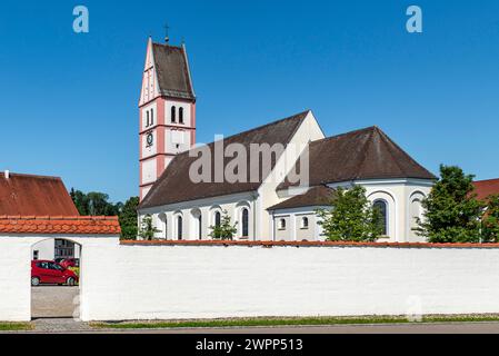 Berkheim, die Pfarrkirche St. Konrad steht unter der Schirmherrschaft des heiligen Bischofs Konrad von Konstanz. Die Leiche von St.. Willebold von Berkheim, der 1230 starb, ist in einem Schrein in der Kirche untergebracht. Er ist der schutzheilige des Illertals. Stockfoto