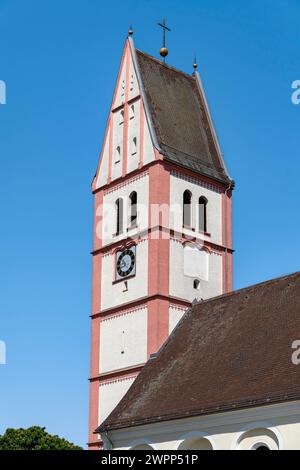 Berkheim, die Pfarrkirche St. Konrad steht unter der Schirmherrschaft des heiligen Bischofs Konrad von Konstanz. Die Leiche von St.. Willebold von Berkheim, der 1230 starb, ist in einem Schrein in der Kirche untergebracht. Er ist der schutzheilige des Illertals. Stockfoto