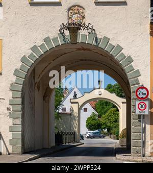 Die Reichsabtei Rot an der Rot im Landkreis Biberach war eines der ersten Prämonstratenser-Klöster in Oberschwaben. Das Kloster wurde vermutlich 1126 von Hemma von Wildenberg als Doppelkloster gegründet. Das untere Tor und das obere Tor waren die einzigen Durchgänge in der äußeren Klostermauer. Stockfoto