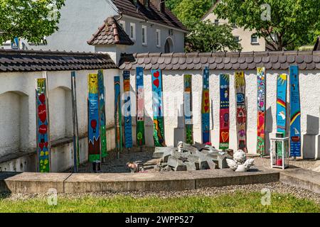 Berkheim, Gedenkstätte für vorzeitig verstorbene Kinder auf dem Kirchhof der Pfarrkirche St. Konrad. Stockfoto