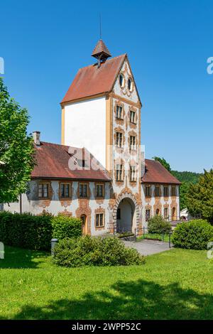 Die Reichsabtei Rot an der Rot im Landkreis Biberach war eines der ersten Prämonstratenser-Klöster in Oberschwaben. Das Kloster wurde vermutlich 1126 von Hemma von Wildenberg als Doppelkloster gegründet. Das obere Tor und das untere Tor waren die einzigen Durchgänge in der äußeren Klostermauer. Stockfoto