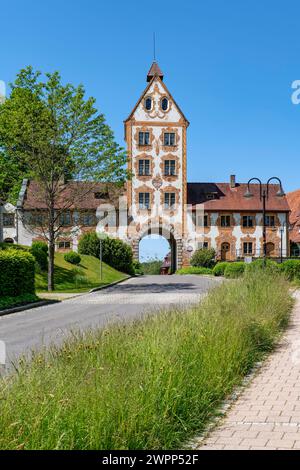 Die Reichsabtei Rot an der Rot im Landkreis Biberach war eines der ersten Prämonstratenser-Klöster in Oberschwaben. Das Kloster wurde vermutlich 1126 von Hemma von Wildenberg als Doppelkloster gegründet. Das obere Tor und das untere Tor waren die einzigen Durchgänge in der äußeren Klostermauer. Stockfoto