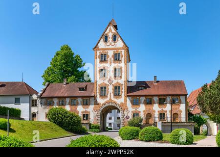 Die Reichsabtei Rot an der Rot im Landkreis Biberach war eines der ersten Prämonstratenser-Klöster in Oberschwaben. Das Kloster wurde vermutlich 1126 von Hemma von Wildenberg als Doppelkloster gegründet. Das obere Tor und das untere Tor waren die einzigen Durchgänge in der äußeren Klostermauer. Stockfoto