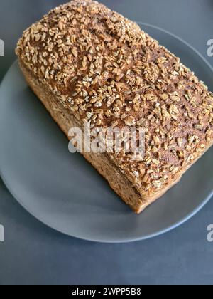 Ein ganzes Stück Vollkornbrot auf einem Teller Stockfoto