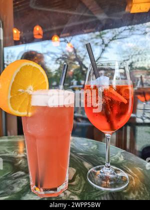 Ein alkoholfreies Getränk und ein alkoholfreier Cocktail auf einem Tisch vor einem Restaurant, Sommer, Berlin, Deutschland Stockfoto