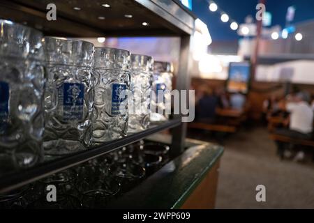 München, Oktoberfest, Bierbecher Stockfoto