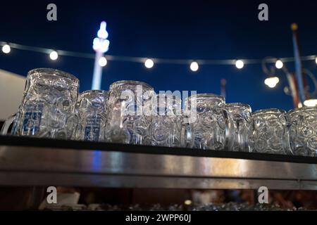 München, Oktoberfest, Bierbecher Stockfoto