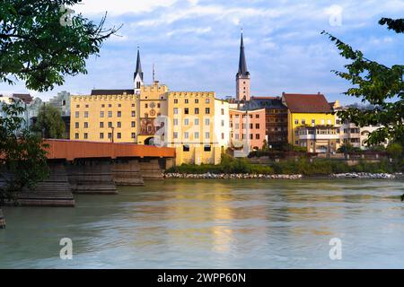 Wasserburg am Inn, Brucktor mit Inn-Ufer und Altstadt, Oberbayern, Deutschland Stockfoto