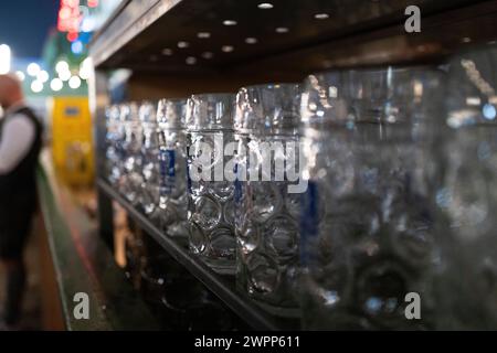 München, Oktoberfest, Bierbecher Stockfoto