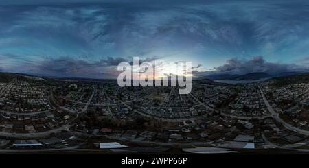 360°-Blick aus der Luft über die Stadt bei Sonnenuntergang. Burnaby, Vancouver, BC, Kanada. Stockfoto