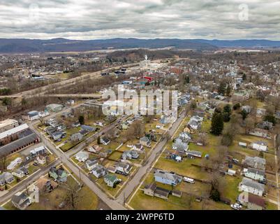 Waverly, NY, USA - 03-03-2024 - Luftbild des bewölkten Winters der Innenstadt im Dorf Waverly, NY. Stockfoto