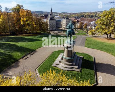 Reiterdenkmal für Herzog Ernst II. Mit Schloss Ehrenburg in Coburg, Franken, Bayern, Deutschland Stockfoto