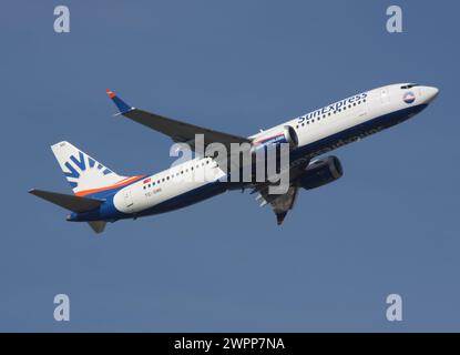 Eine Boeing 737-8 MAX of SunExpress fährt vom Flughafen London Gatwick ab Stockfoto