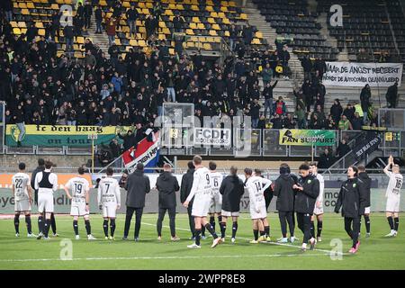 KERKRADE, Niederlande. März 2024. Fußball, Niederländer Keuken Kampioen Divisie, Roda JC - Ado den Haag, Parkstad Limburg Stadium, Saison 2023/2024, die Spieler von den Haag, danken ihren Unterstützern für ihre Unterstützung Credit: Pro Shots/Alamy Live News Stockfoto