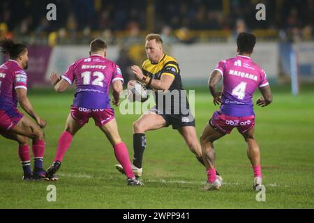 Wigan, Großbritannien. März 2024. Joe Western sucht einen Weg durch*** während des Spiels der Betfred Super League zwischen Wigan Warriors und Castleford Tigers im DW Stadium, Wigan, England am 15. September 2023. Foto von Simon Hall. Nur redaktionelle Verwendung, Lizenz für kommerzielle Nutzung erforderlich. Keine Verwendung bei Wetten, Spielen oder Publikationen eines einzelnen Clubs/einer Liga/eines Spielers. Quelle: UK Sports Pics Ltd/Alamy Live News Stockfoto