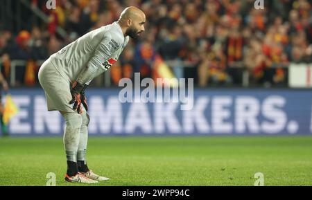 Mechelen, Belgien. März 2024. Westerlos Torhüter Sinan Bolat sieht bei einem Fußballspiel zwischen KV Mechelen und KVC Westerlo am Freitag, den 08. März 2024 in Mechelen, am 29. Tag der Saison 2023-2024 der ersten Liga der „Jupiler Pro League“ der belgischen Meisterschaft niedergeschlagen aus. BELGA PHOTO VIRGINIE LEFOUR Credit: Belga News Agency/Alamy Live News Stockfoto