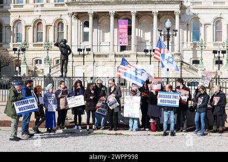 Baltimore, USA. März 2024. März 2024, Baltimore City Hall, Baltimore, MD, USA. Glauben Sie Israelischen Frauen. Unterstützer und Verbündete jüdischer und israelischer Frauen versammelten sich am Internationalen Frauentag, um die Frauen zu betrauern, die im Israel-Hamas-Krieg ermordet wurden, und alle Frauen, die noch immer in Gefangenschaft sind. Vergewaltigt, gefoltert, ermordet und feministische Verbündete schweigen. (Foto: Robyn Stevens Brody/SIPA USA) Credit: SIPA USA/Alamy Live News Stockfoto