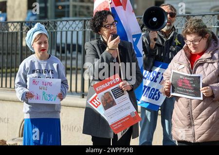 Baltimore, USA. März 2024. März 2024, Baltimore City Hall, Baltimore, MD, USA. Glauben Sie Israelischen Frauen. Unterstützer und Verbündete jüdischer und israelischer Frauen versammelten sich am Internationalen Frauentag, um die Frauen zu betrauern, die im Israel-Hamas-Krieg ermordet wurden, und alle Frauen, die noch immer in Gefangenschaft sind. Vergewaltigt, gefoltert, ermordet und feministische Verbündete schweigen. (Foto: Robyn Stevens Brody/SIPA USA) Credit: SIPA USA/Alamy Live News Stockfoto