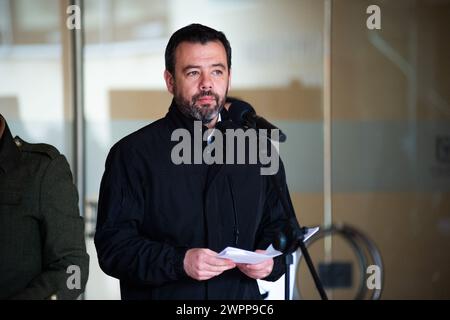 Bogotas Bürgermeister Carlos Fernando Galan spricht mit den Medien über Bogotas Fortschritte und Fälle nach einem sicherheitsrat in Bogota, Kolumbien. Stockfoto