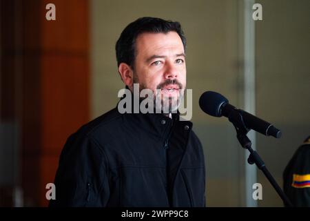 Bogotas Bürgermeister Carlos Fernando Galan spricht mit den Medien über Bogotas Fortschritte und Fälle nach einem sicherheitsrat in Bogota, Kolumbien. Stockfoto