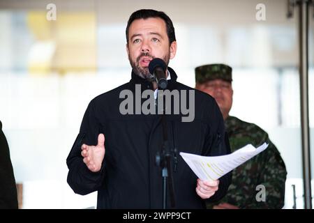 Bogotas Bürgermeister Carlos Fernando Galan spricht mit den Medien über Bogotas Fortschritte und Fälle nach einem sicherheitsrat in Bogota, Kolumbien. Stockfoto