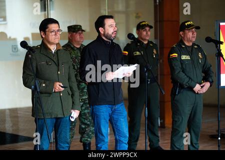 Bogotas Bürgermeister Carlos Fernando Galan spricht mit den Medien über Bogotas Fortschritte und Fälle nach einem sicherheitsrat in Bogota, Kolumbien. Stockfoto