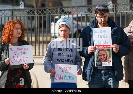 Baltimore, USA. März 2024. März 2024, Baltimore City Hall, Baltimore, MD, USA. Glauben Sie Israelischen Frauen. Unterstützer und Verbündete jüdischer und israelischer Frauen versammelten sich am Internationalen Frauentag, um die Frauen zu betrauern, die im Israel-Hamas-Krieg ermordet wurden, und alle Frauen, die noch immer in Gefangenschaft sind. Vergewaltigt, gefoltert, ermordet und feministische Verbündete schweigen. (Foto: Robyn Stevens Brody/SIPA USA) Credit: SIPA USA/Alamy Live News Stockfoto