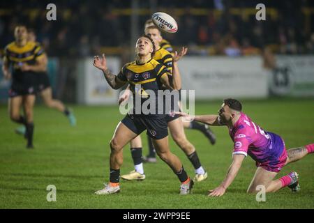 Wigan, Großbritannien. März 2024. Liam Horne sammelt den losen Ball*** während des Spiels der Betfred Super League zwischen Wigan Warriors und Castleford Tigers im DW Stadium in Wigan, England am 15. September 2023. Foto von Simon Hall. Nur redaktionelle Verwendung, Lizenz für kommerzielle Nutzung erforderlich. Keine Verwendung bei Wetten, Spielen oder Publikationen eines einzelnen Clubs/einer Liga/eines Spielers. Quelle: UK Sports Pics Ltd/Alamy Live News Stockfoto