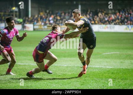 Wigan, Großbritannien. März 2024. Innes Senior auf hs Way to a Try *** während des Spiels der Betfred Super League zwischen Wigan Warriors und Castleford Tigers im DW Stadium, Wigan, England am 15. September 2023. Foto von Simon Hall. Nur redaktionelle Verwendung, Lizenz für kommerzielle Nutzung erforderlich. Keine Verwendung bei Wetten, Spielen oder Publikationen eines einzelnen Clubs/einer Liga/eines Spielers. Quelle: UK Sports Pics Ltd/Alamy Live News Stockfoto