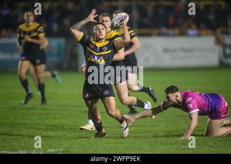 Wigan, Großbritannien. März 2024. Liam Horne sammelt den Ball*** während des Spiels der Betfred Super League zwischen Wigan Warriors und Castleford Tigers im DW Stadium in Wigan, England am 15. September 2023. Foto von Simon Hall. Nur redaktionelle Verwendung, Lizenz für kommerzielle Nutzung erforderlich. Keine Verwendung bei Wetten, Spielen oder Publikationen eines einzelnen Clubs/einer Liga/eines Spielers. Quelle: UK Sports Pics Ltd/Alamy Live News Stockfoto