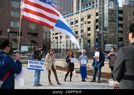 Baltimore, USA. März 2024. März 2024, Baltimore City Hall, Baltimore, MD, USA. Glauben Sie Israelischen Frauen. Unterstützer und Verbündete jüdischer und israelischer Frauen versammelten sich am Internationalen Frauentag, um die Frauen zu betrauern, die im Israel-Hamas-Krieg ermordet wurden, und alle Frauen, die noch immer in Gefangenschaft sind. Vergewaltigt, gefoltert, ermordet und feministische Verbündete schweigen. (Foto: Robyn Stevens Brody/SIPA USA) Credit: SIPA USA/Alamy Live News Stockfoto