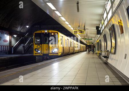 Merseyrail Electrics Class 508 Third Rail Electric Train 508108 am U-Bahnhof Liverpool James Street, Großbritannien Stockfoto