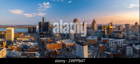 Aus der Vogelperspektive auf Detroit Downtown unter der Abendsonne. Zweitgrößte Metropolregion im mittleren westen Amerikas. Stockfoto