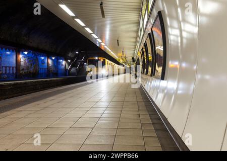 Merseyrail Electrics Class 508 Third Rail Electric Train 508108 am U-Bahnhof Liverpool James Street, Großbritannien Stockfoto