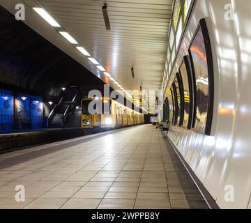 Merseyrail Electrics Class 508 Third Rail Electric Train 508108 am U-Bahnhof Liverpool James Street, Großbritannien Stockfoto