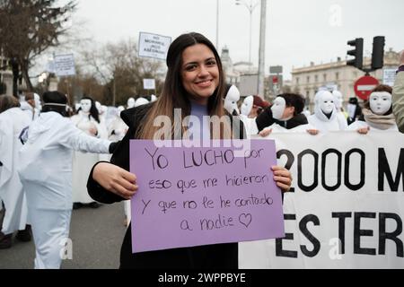 Mehrere Frauen protestieren während der 8M Demonstration am Internationalen Frauentag am 8. März 2024 in Madrid Stockfoto