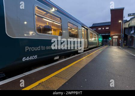 Merseyrail Electrics Retro blau und grau lackiert Klasse 507 3. Bahn-Elektrozug 507001 am Bahnhof Birkenhead Park Stockfoto