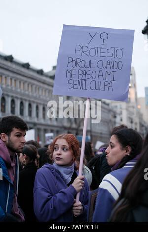 Mehrere Frauen protestieren während der 8M Demonstration am Internationalen Frauentag am 8. März 2024 in Madrid Stockfoto