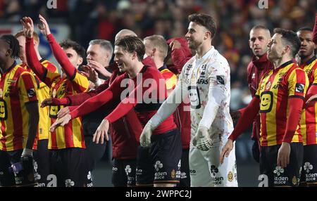 Mechelen, Belgien. März 2024. Mechelens Spieler feiern nach dem Sieg eines Fußballspiels zwischen KV Mechelen und KVC Westerlo am Freitag, den 08. März 2024 in Mechelen, am 29. Tag der Saison 2023-2024 der ersten Liga der „Jupiler Pro League“ der belgischen Meisterschaft. BELGA PHOTO VIRGINIE LEFOUR Credit: Belga News Agency/Alamy Live News Stockfoto