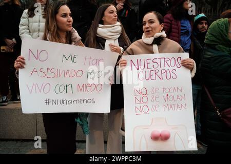 Mehrere Frauen protestieren während der 8M Demonstration am Internationalen Frauentag am 8. März 2024 in Madrid Stockfoto