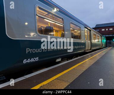 Merseyrail Electrics Retro blau und grau lackiert Klasse 507 3. Bahn-Elektrozug 507001 am Bahnhof Birkenhead Park Stockfoto