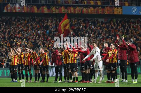 Mechelen, Belgien. März 2024. Mechelens Spieler feiern nach dem Sieg eines Fußballspiels zwischen KV Mechelen und KVC Westerlo am Freitag, den 08. März 2024 in Mechelen, am 29. Tag der Saison 2023-2024 der ersten Liga der „Jupiler Pro League“ der belgischen Meisterschaft. BELGA PHOTO VIRGINIE LEFOUR Credit: Belga News Agency/Alamy Live News Stockfoto