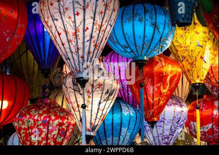 Farbenfrohe typisch asiatische Laternen auf einem Nachtmarkt in Vietnam Stockfoto