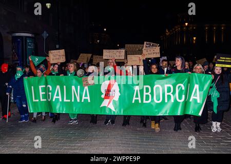 Protest zur Verteidigung der Verfügbarkeit von Notfallverhütungsmitteln in Polen. Der Frauenstreik fand vor dem Präsidentenpalast von Andrzej Duda und dem Hauptquartier von Polska 2050, Marschall Szymon Holownia, statt. Warschau Polen Copyright: XMikolajxJaneczekx Stockfoto