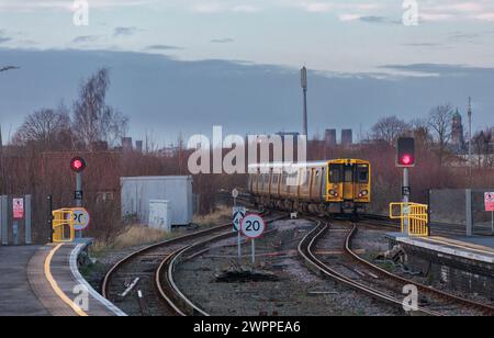 Merseyrail Electrics Class 507 Third Rail Electric Train 507007 mit Abfahrt von Rock Ferry, Wirral, Großbritannien. Stockfoto