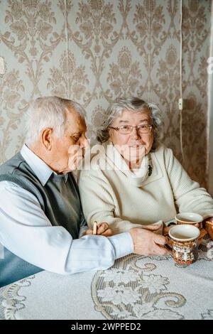 Ältere ältere ältere romantische Liebespaare. Alte pensionierte Mann Frau zusammen. Alter Ehemann Frau in gemütlichem Wohnpullover. Ältester umarmt Leute Rentner. Hap Stockfoto