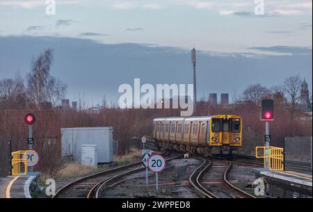 Merseyrail Electrics Class 507 Third Rail Electric Train 507007 mit Abfahrt von Rock Ferry, Wirral, Großbritannien. Stockfoto