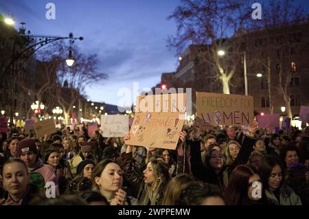 Barcelona, Spanien. März 2024. Während der Demonstration sind Plakate mit feministischen Slogans zu sehen. Mehr als 40,000 Menschen marschierten in der zentralen Passeig de Gracia Avenue anlässlich der sogenannten 8M, um Frauen zu feiern und mehr Gleichstellung der Geschlechter zu fordern. (Foto: Davide Bonaldo/SIPA USA) Credit: SIPA USA/Alamy Live News Stockfoto